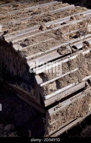 Cingolo Caterpillar ricoperto di sporcizia Foto Stock