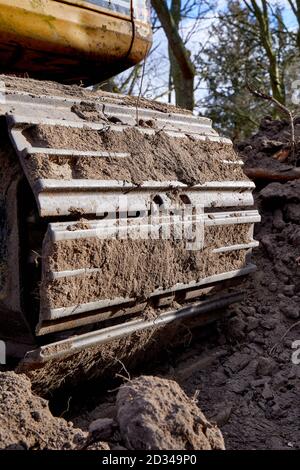 Cingolo Caterpillar ricoperto di sporcizia Foto Stock
