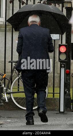 L'ex taoiseach Bertie Ahern arriva a Leinster House, Dublino, per comparire davanti all'indagine bancaria Oireachtas. Foto Stock