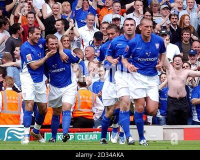 Jim Magilton di Ipswich Town (seconda a sinistra) Celebra il suo obiettivo contro Crewe Foto Stock