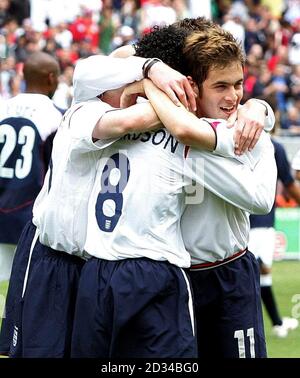 Il Kieran Richardson (C) dell'Inghilterra festeggia con i compagni di squadra dopo aver segnato il suo secondo gol. Foto Stock