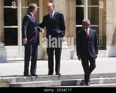 Il primo ministro britannico Tony Blair (a sinistra) chiacchiera con il presidente francese Jacques Chirac e il segretario generale dell'ONU Kofi Annan durante un seminario delle Nazioni Unite per evidenziare il cosiddetto "Global compact" tra il mondo degli affari e la politica. Foto Stock