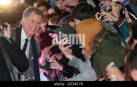 Will Ferrell scatta foto con i fan quando arriva per la prima di Daddy's Home al Savoy Cinema di Dublino. Foto Stock