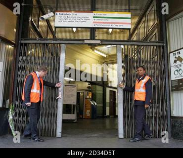 Il personale apre le porte della stazione Edgware Road della metropolitana di Londra, che ha riaperto per la prima volta dopo gli attentati dinamitardi del 7 luglio. Sette persone sono morte nell'esplosione su un treno Circle Line, una delle quattro esplosioni che quel giorno hanno attraversato la capitale. Foto Stock