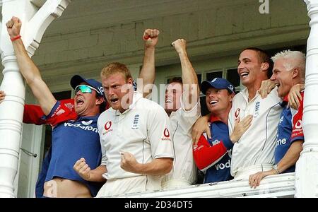 Andrew Flintoff e Kevin Pietersen, in Inghilterra, festeggiano mentre hanno battuto l'Australia durante il quarto giorno della quarta partita di test Npower a Trent Bridge, Nottingham. Foto Stock