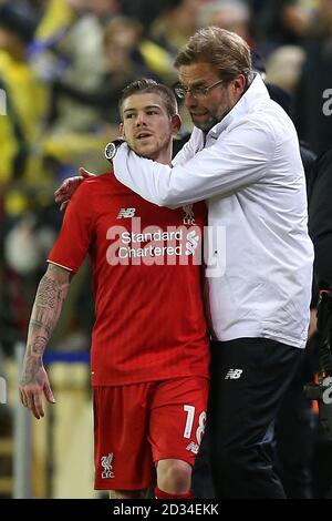 Il manager di Liverpool Jurgen Klopp (a destra) e Alberto Moreno di Liverpool dopo il fischio finale durante la semifinale della UEFA Europa League, prima tappa di Estadio El Madrigal, Villarreal. Foto Stock