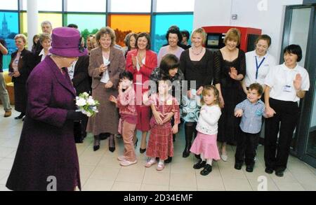 La Regina Elisabetta II della Gran Bretagna incontra il personale, i genitori e i bambini durante una visita al Royal Aberdeen Children's Hospital martedì 4 ottobre 2005. La Regina ha incontrato oggi i giovani pazienti e le loro famiglie mentre ha ufficialmente aperto il nuovo ospedale per bambini. Ha parlato con i bambini e il personale dell'ospedale prima di svelare una targa. L'ospedale da Â£24.6 milioni, che si trova nello stesso sito dell'infermeria reale di Aberdeen, ha iniziato ad ammettere i pazienti nel gennaio 2004 dopo una campagna di raccolta fondi ha raccolto più di Â£5 milioni per le strutture e le attrezzature. Visita PA Story ROYAL Queen. PREMERE ASSOCIAZIONE foto. foto cr Foto Stock