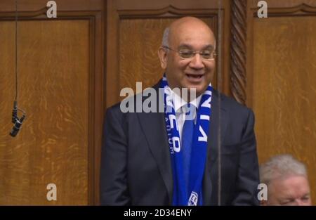 Il deputato Leicester East Keith Vaz indossa una sciarpa Leicester City FC mentre parla durante le domande del primo Ministro alla Camera dei Comuni, Londra. Foto Stock