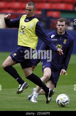 ***IMBARCATO FINO alle 0001hrs VENERDÌ 7 OTTOBRE 2005*** Craig Beattie (R) della Scozia con Kenny Miller durante una sessione di allenamento a Hampden Park, Glasgow. La Scozia affronta la Bielorussia nella partita di qualificazione della Coppa del mondo di sabato. PREMERE ASSOCIAZIONE foto. Il credito fotografico dovrebbe essere: Andrew Milligan/PA. ***NOTA: FOTO SCATTATA MERCOLEDÌ 5 OTTOBRE 2005.*** QUESTA FOTO PUÒ ESSERE UTILIZZATA SOLO NEL CONTESTO DI UNA FUNZIONE EDITORIALE. NESSUN UTILIZZO DI SITI WEB/INTERNET A MENO CHE IL SITO NON SIA REGISTRATO PRESSO LA FOOTBALL ASSOCIATION PREMIER LEAGUE. Foto Stock