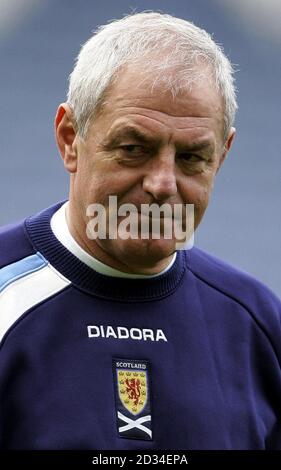 ***SOTTOPOSTO A EMBARGO FINO alle 0001hs VENERDÌ 7 OTTOBRE 2005*** il direttore scozzese Walter Smith durante una sessione di formazione a Hampden Park, Glasgow. La Scozia affronta la Bielorussia nella partita di qualificazione della Coppa del mondo di sabato. PREMERE ASSOCIAZIONE foto. Il credito fotografico dovrebbe essere: Andrew Milligan/PA. ***NOTA: FOTO SCATTATA MERCOLEDÌ 5 OTTOBRE 2005.*** QUESTA FOTO PUÒ ESSERE UTILIZZATA SOLO NEL CONTESTO DI UNA FUNZIONE EDITORIALE. NESSUN UTILIZZO DI SITI WEB/INTERNET A MENO CHE IL SITO NON SIA REGISTRATO PRESSO LA FOOTBALL ASSOCIATION PREMIER LEAGUE. Foto Stock