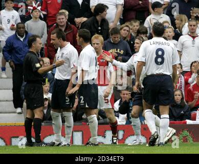 L'inglese John Terry (seconda a sinistra) argomenta con l'arbitro Luis Medina Cantalejo dopo che il capitano David Beckham (seconda a destra) ha ricevuto una carta rossa durante la partita di qualificazione della Coppa del mondo a Old Trafford, Manchester, sabato 8 ottobre 2005. PREMERE ASSOCIAZIONE foto. Il credito fotografico dovrebbe essere: Phil Noble/PA. QUESTA IMMAGINE PUÒ ESSERE UTILIZZATA SOLO NEL CONTESTO DI UNA FUNZIONE EDITORIALE. NESSUN UTILIZZO DI SITI WEB/INTERNET A MENO CHE IL SITO NON SIA REGISTRATO PRESSO LA FOOTBALL ASSOCIATION PREMIER LEAGUE. Foto Stock