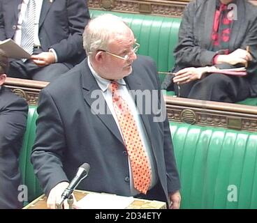 Il segretario all'interno Charles Clarke parla alla Camera dei Comuni, lunedì 10 ottobre 2005, quando le leggi antiterrorismo vengono esaminate. Gli MPS tornano al lavoro oggi dopo la loro pausa estiva di 80 giorni di fronte a un programma molto impegnativo in vista di Natale, che includerà una controversa legislazione antiterrorismo. Il nuovo progetto di legge antiterrorismo potrebbe essere oggetto di discussione che potrebbe scatenare uno scontro sui piani del governo di introdurre poteri per tenere indetti sospetti di terrorismo per un massimo di tre mesi senza alcuna accusa. Vedi PA Story POLITICS Parliament. PREMERE FOTO DI ASSOCIAZIONE. IL CREDITO FOTOGRAFICO DOVREBBE ESSERE: PA Foto Stock