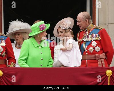 (Da sinistra a destra) la duchessa di Cornovaglia, la Regina Elisabetta II, la Duchessa di Cambridge con la Principessa Charlotte, e il Duca di Edimburgo a guardare il flypast dal balcone di Buckingham Palace, durante il Trooping il colore cerimonia per la regina ufficiale novantesimo compleanno, nel centro di Londra. Foto Stock