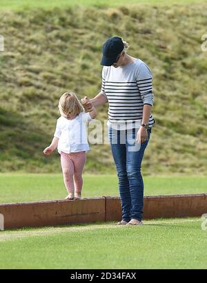 Zara Tindall con sua figlia Mia grazia dopo una carità polo corrispondono a Beaufort Polo Club a Tetbury, nel Gloucestershire. Foto Stock