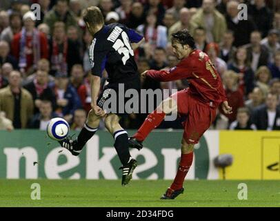 Fernando Morientes (R) di Liverpool segna contro Anderlecht durante la partita della UEFA Champions League Group G ad Anfield, Liverpool, martedì 1 novembre 2005. PREMERE ASSOCIAZIONE foto. Il credito fotografico dovrebbe essere: Phil Noble/PA. Foto Stock