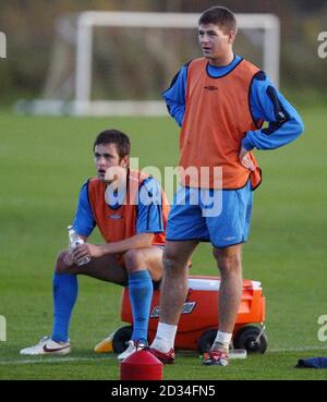 Joe Cole (L) e Steve Gerrard si riposano per un attimo durante una sessione di allenamento al Carrington Ground, Manchester, mercoledì 9 novembre 2005, in vista della partita internazionale di sabato contro l'Argentina a Ginevra. Vedi PA storia CALCIO Inghilterra. PREMERE ASSOCIAZIONE foto. Il credito fotografico dovrebbe essere: Nick Potts/PA. Foto Stock