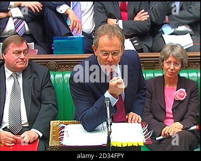 Il primo ministro britannico Tony Blair parla alla Camera dei Comuni durante le interrogazioni del primo ministro, mercoledì 16 2005 novembre. PREMERE ASSOCIAZIONE foto. Il credito fotografico dovrebbe essere: PA Foto Stock
