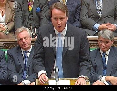 David Cameron, il nuovo leader conservatore durante il suo primo tempo delle interrogazioni alla Camera dei Comuni, Londra, mercoledì 7 dicembre 2005. PREMERE ASSOCIAZIONE foto. Il credito fotografico dovrebbe essere: PA Foto Stock