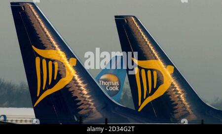 Due aricraft Ryanair e uno da Thomas Cook all'aeroporto di Stansted in Essex per il quale l'operatore aeroportuale BAA ha rilasciato venerdì 9 dicembre 2005, prevede una seconda pista 'più verde ed economica'. BAA ritiene che la sua nuova pista e altri miglioramenti aeroportuali possono essere completati per Â£2.7 miliardi - circa Â£1 miliardo in meno di quanto previsto nel Libro bianco del governo dell'aviazione. Guarda LA storia di PA AIR Stansted. PREMERE ASSOCIAZIONE foto. Il credito fotografico dovrebbe essere: Chris Radburn / PA. Foto Stock