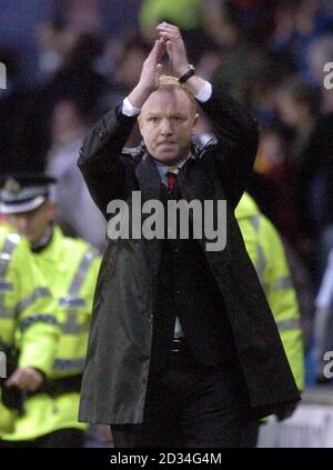 Il manager dei Rangers Alex McLeish applaude i fan dopo aver sconfitto Kilmarnock 3-2 nella partita della Bank of Scotland Premier League al Rugby Park, Kilmarnock, domenica 11 dicembre 2005. PREMERE ASSOCIAZIONE foto. Il credito fotografico dovrebbe essere: Danny Lawson/PA *SOLO PER USO EDITORIALE* Foto Stock