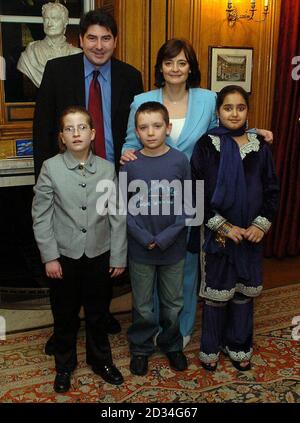 Cherie Blair ospita una festa del tè al 10 di Downing Street. Incontro con Rob Fello MP, Stoke on Trent South, con L-R Teresa Walley, Joshua Thomas Sambrook e Shaleena Shamila Sajjjjad. Foto Stock