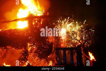 Gli appassionati vichinghi hanno messo il fuoco ad un toro catalano vimini alto 22 piedi su Carlton Hill, Edimburgo, per segnare l'inizio delle celebrazioni Hogmanay capitali, Giovedi 29 2005 dicembre. Una processione con fiaccolate attraverso il cuore storico di Edimburgo che segna l'inizio di quattro giorni di festeggiamenti per il nuovo anno nella città soprannominata la "casa di Hogmanay" al mondo, con circa 15,000 rivelatori che si sono rivelati per l'occasione. Il culmine arriva il 31 dicembre quando circa 100,000 rivelatori sono destinati a colpire Princes Street per l'evento Hogmanay centrale, mentre migliaia di persone si riuniranno a Princes Street Gard Foto Stock