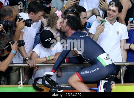 Mark Cavendish della Gran Bretagna con sua moglie Peta e i bambini che seguono la gara maschile Omnium Points Race 66 il decimo giorno delle Olimpiadi di Rio, Brasile. Foto Stock