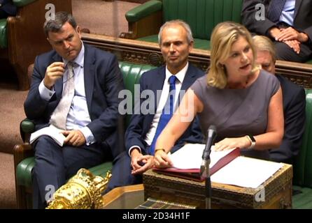 Justine Greening, segretario per l’istruzione, parla alla Camera dei Comuni di Londra sulle riforme programmate per il sistema scolastico. Foto Stock