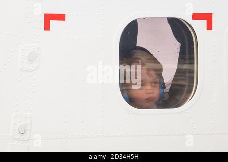 Prince George guarda fuori dalla finestra di un piano di flottazione come egli si discosta dal Victoria Harbour Aeroporto in Victoria, Canada, l'ottavo giorno del Royal Tour in Canada. Foto Stock