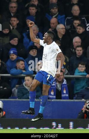 Il Leicester City's Ahmed Musa punteggio celebra il suo lato il secondo obiettivo del gioco durante la Emirates FA Cup, terzo round corrispondono a Goodison Park di Liverpool. Foto Stock