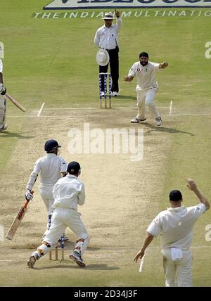 Monty Panesar (in alto a destra) celebra il suo primo test wicket dopo aver perso il battitore indiano Sachin Tendulkar LBW per 15 corse durante il terzo giorno del primo test match al Vidarbha Cricket Association Ground, Nagpur, India, venerdì 3 marzo 2006. PREMERE ASSOCIAZIONE foto. Il credito fotografico dovrebbe essere: Rebecca Naden/PA. *** - NESSUN USO DEL TELEFONO CELLULARE*** Foto Stock