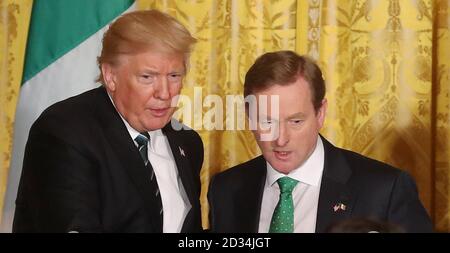 Taoiseach Enda Kenny presenta il presidente statunitense Donald Trump con una ciotola di Shamrock durante l'annuale cerimonia di presentazione alla Casa Bianca di Washington, Stati Uniti d'America. Foto Stock