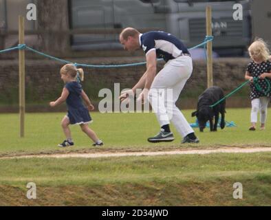 Il Duca di Cambridge insegue il Mia Tindall, figlia di Mike e Zara Tindall, al Gloucestershire Festival di Polo di Beaufort Polo Club a Tetbury, nel Gloucestershire. Foto Stock