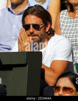 Bradley Cooper guarda l'azione tra Thomas Berdych e Roger Federer il giorno undici dei Wimbledon Championships all'All England Lawn tennis and Croquet Club, Wimbledon. Foto Stock