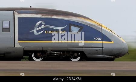 Un Eurostar e320 Treno Il treno più recente la flotta Eurostar, passa attraverso Ashford, Kent. Foto Stock