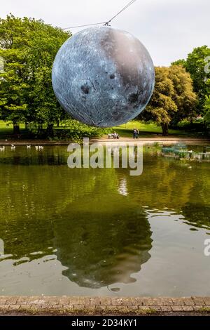 Un modello gigante della Luna (Museo della Luna di Luke Jerram) sorge sopra il Queen’s Park Pond durante il Brighton Festival, Brighton, Sussex, Regno Unito Foto Stock