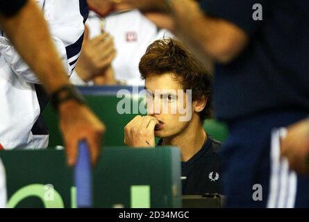 Il Gran Bretagna Andrew Murray guarda Greg Rusedski giocare contro Novak Djokovic durante la partita di tennis della Coppa Davis contro Serbia e Montenegro alla Braehead Arena, Glasgow, domenica 9 aprile 2006. Foto Stock