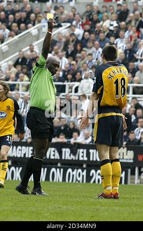 Paul Scharner di Wigan Athletic è prenotato dall'arbitro Uriah Rennie Foto Stock