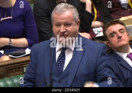 SNP Westminster leader Ian Blackford parla durante il primo ministro di domande nella Camera dei Comuni di Londra. Foto Stock