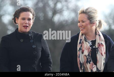 Sinn Fein di Mary Lou McDonald (sinistra) e Michellle O'Neill arriva a Stormont agli edifici del Parlamento a Belfast per un nuovo round di colloqui finalizzati al risparmio powersharing. Foto Stock