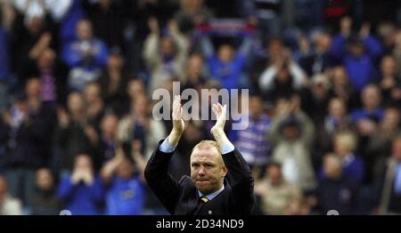 Il manager dei Rangers Alex McLeish applaude i fan dopo la sua ultima partita come manager contro Aberdeen nella partita della Bank of Scotland Premier League allo Ibrox Stadium di Glasgow. Foto Stock