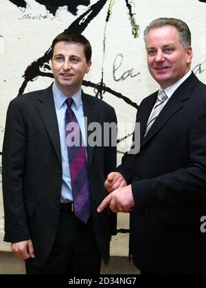 Il primo ministro scozzese Jack McConnell con il nuovo segretario scozzese Douglas Alexander durante un incontro al Parlamento scozzese a Edimburgo. Foto Stock