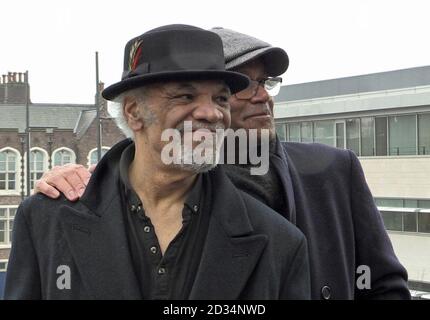 Gli attori Paul Barber (a sinistra) e Louis Emerick alla Cattedrale Metropolitana di Liverpool, dove amici e familiari del cantante d'anima Eddy Amoo si sono riuniti il venerdì per rendere omaggio. Foto Stock