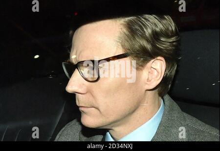 Chief Executive di Cambridge Analytica (CA)Alexander Nix, lascia gli uffici nel centro di Londra, come i dati watchdog è di applicare per un mandato per la ricerca di computer e server utilizzati da CA in mezzo alle preoccupazioni a Westminster circa delle attività dell'impresa. Foto Stock