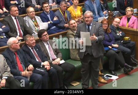 SNP Westminster leader Ian Blackford parla durante il primo ministro di domande nella Camera dei Comuni di Londra. Foto Stock