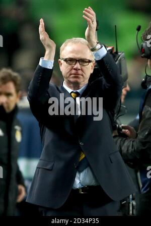 Scozia responsabile Alex McLeish applaude i tifosi alla fine della partita dopo la Scozia vincere 1-0 contro l'Ungheria durante l'amichevole internazionale corrisponde all'Groupama Arena, Budapest. Foto Stock