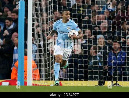 Manchester City's Gabriel Gesù celebra il punteggio al suo fianco il primo obiettivo del gioco durante la UEFA Champions League quarti di finale presso l'Etihad Stadium e Manchester. Foto Stock