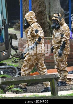 Il personale militare presso il sito nei pressi del Maltings a Salisbury dove il russo double agent Sergei Skripal e sua figlia Yulia sono stati trovati su una panchina nel parco, come il lavoro continua a liberarsi di nove punti caldi del tossico dopo-effetti dello scorso mese di agente nervino attacco. Foto Stock