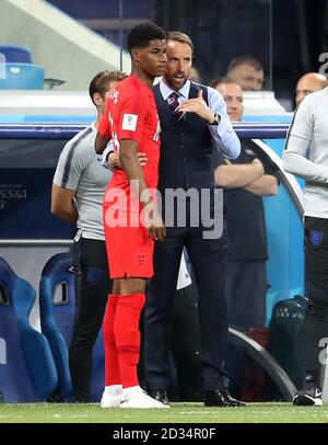 Marcus Rashford (a destra) in Inghilterra con il manager Gareth Southgate prima di essere sostituito in campo durante la partita del Gruppo G della Coppa del mondo FIFA alla Volgograd Arena di Volgograd. Foto Stock