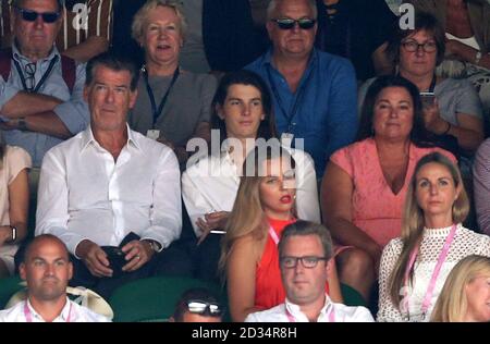 Dylan Brosnan, Keely Shaye Smith e Pierce Brosnan in piedi il giorno 11 del Wimbledon Championships all'All England Lawn tennis and Croquet Club, Wimbledon. Foto Stock